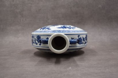 CHINE XX siècle. Vase de forme gourde aplatie, en porcelaine bleu-blanc, à décor...