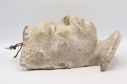 MASQUE. Mortuaire en plâtre figurant un homme aux yeux mi-clos, XIXème siècle. Dimensions:...