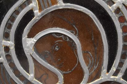 Vitrail. En verre polychrome et plomb figurant la Vierge. Cadre en bronze ciselé...