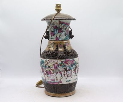 CHINE - Nankin. Vase monté en lampe, porcelaine de Nankin, tamponné sous la base....