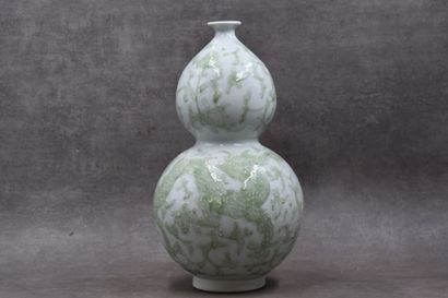CHINE. Double-bellied gourd vase in enameled porcelain decorated with a green dragon...