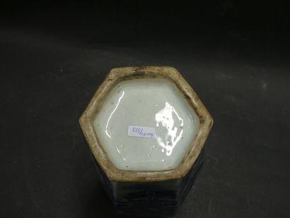 CHINE. Vase en porcelaine bleu blanc de Chine est du XXème siècle Hauteur : 33 cm....