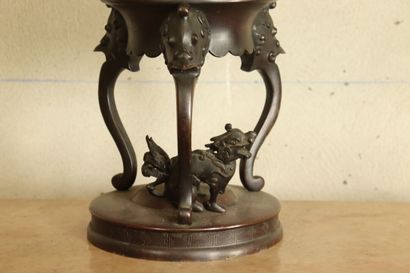 CHINE. Important perfume burner in bronze. Height: 76cm. Missing the cane