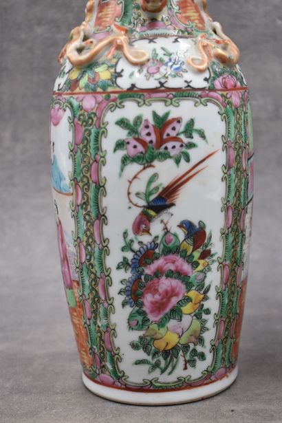 CHINE-Canton. Paire de vases en porcelaine à décor de scènes de personnages et de...