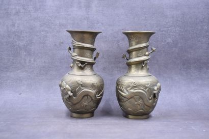 CHINE. Paire de vases en bronze à patine dorée à décor de dragons en relief. Signés...