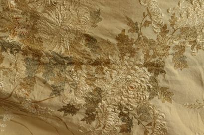 asie. Pair of embroideries on silk, stamped lower right. Dimensions: 310x115cm. Stains...