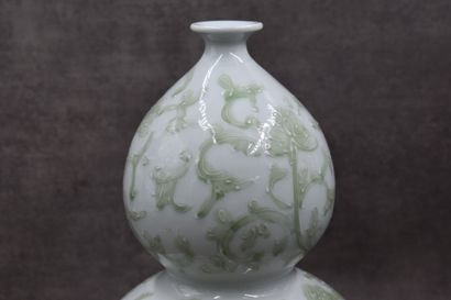 CHINE. Double-bellied gourd vase in enameled porcelain decorated with a green dragon...