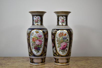 BAYEUX. Paire de vases en porcelaine à décor floral sur fond en réserve et bleu,...