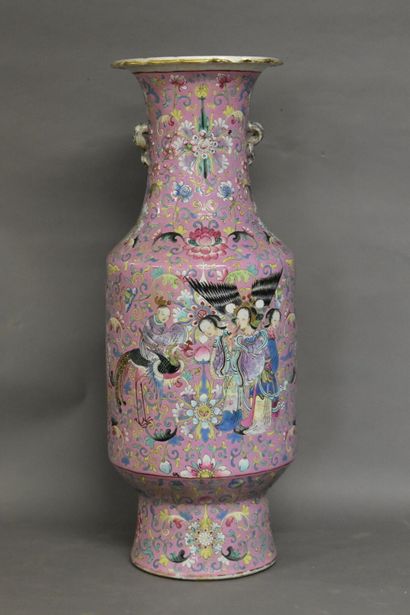CHINE Important vase balustre en porcelaine à décor polychrome de personnages sur...