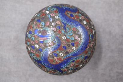 CHINE. Circular box in cloisonné enamels with a dragon motif. 19th century. Height...