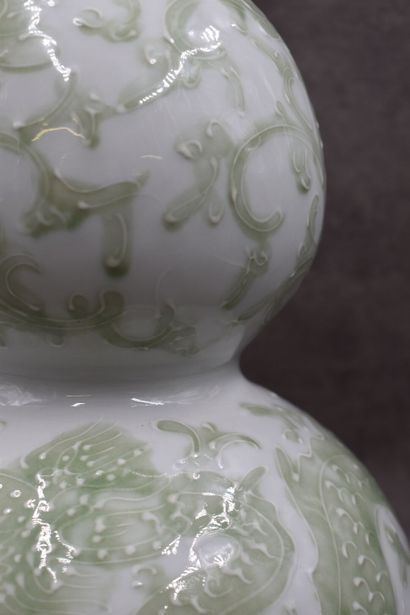 CHINE. Vase gourde à double panse en porcelaine émaillée à décor d'une dragon vert...