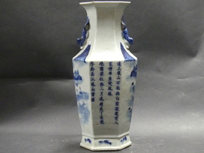 CHINE. Vase in blue and white porcelain of China, east of the XXth century. Height...
