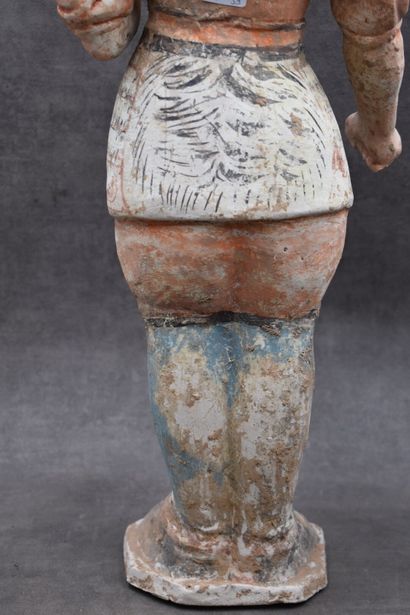 CHINE. Standing soldier in polychrome terracotta, polychromy of sign. Tang period....