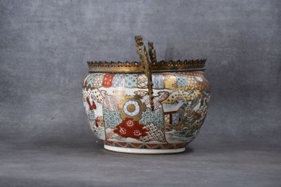 JAPON. Cache pot en porcelaine de Satsuma à décor d'une scène de personnages, monture...