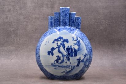 CHINE. Vase pique-fleurs with five tubules, porcelain decorated with scenes of characters...