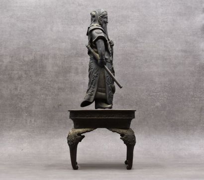 JAPON ou CHINE. Bronze warrior with brown patina on a worked base. Height : 53 c...