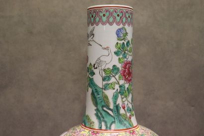 CHINE. Polychrome porcelain vase decorated with birds. Height : 56 cm. Diameter :...