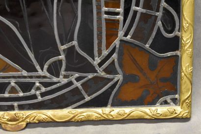 Vitrail. En verre polychrome et plomb figurant la Vierge. Cadre en bronze ciselé...