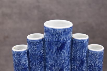 CHINE. Vase pique-fleurs à cinq tubules, porcelaine à décor de scènes de personnages...