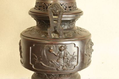 CHINE. Important perfume burner in bronze. Height: 76cm. Missing the cane