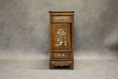 CHINE. Cabinet en bois mouluré et sculpté ouvrant par deux porte et un tiroir en...