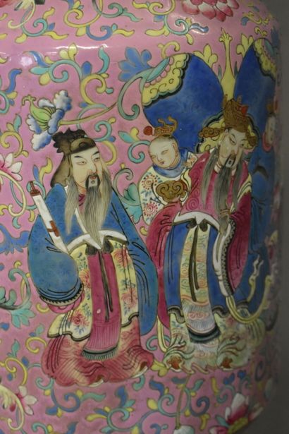 CHINE Important vase balustre en porcelaine à décor polychrome de personnages sur...