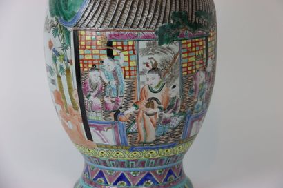 null CHINE. Grand vase balustre en porcelaine émaillé à décor de scènes de cour....