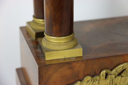 null Pendule portique en placage de bois exotique et bronze doré. Fin XIXème. De...