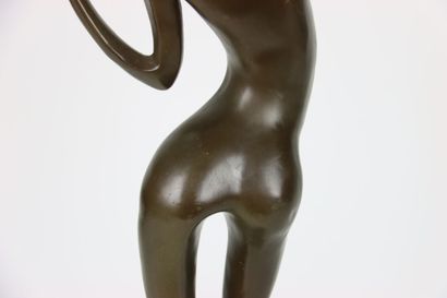 null Grande statue en bronze, figurant une femme nue stylisée, sur socle de marbre....