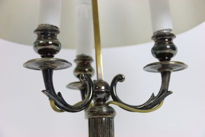 null Lamp bouillotte in silver plated metal with three fires. Lampshade in painted...