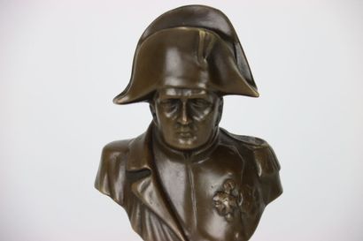 null Antonio Canova (1757-1822). (D'âpres). Buste en bronze de Napoléon 1er Empereur....