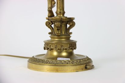 null Grande lampe avec abat-jour, seconde moitié XIXème, piètement en bronze ouvragé,...