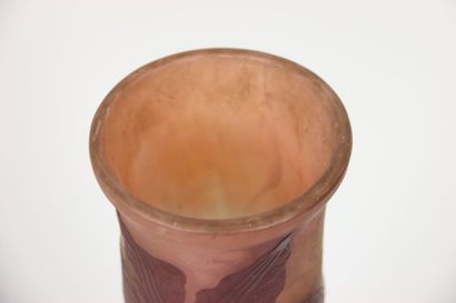 null Établissements GALLÉ (1904-1906). Vase tronconique à base élargie en verre multicouche...