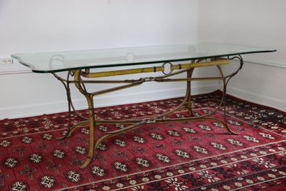 null Wrought iron table decorated with yellow industrial straps. Plateau in curved...