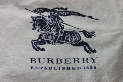 null BURBERRY. Shoulder bag made of coated canvas and vinyl, fabric interior. Size:...
