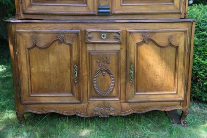 null Buffet in molded and carved oak opening by 2 doors in the upper part and 1 drawer...