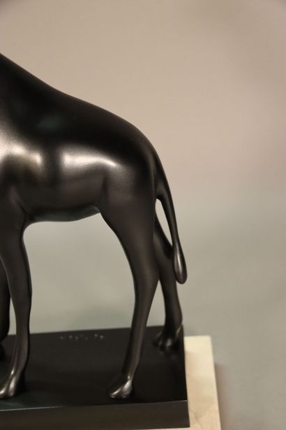 null François POMPON (1855-1933),(D'après). Sculpture en bronze grande girafe à la...