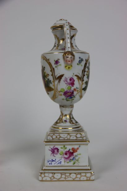 null Paire de vases couverts en porcelaine à décor de fleurs et de scènes de marivaudages...