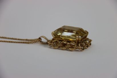 null Chaîne en or jaune 18K (750/1000) ornée d'un pendentif la monture ajourée en...