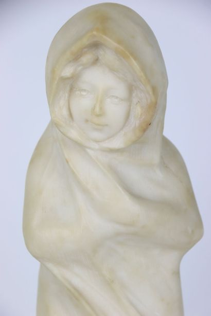 null Sculpture en albâtre figurant une jeune-fille emmitouflée dans un manteau balayé...