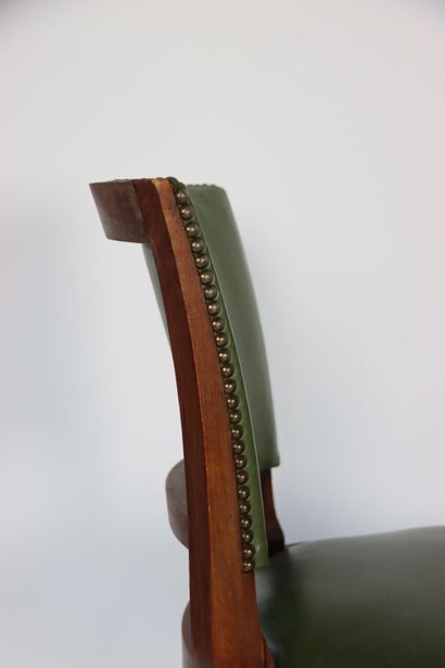 null Dans le goût de MAISON LELEU. Chaise en bois teinté et assise en cuir vert....