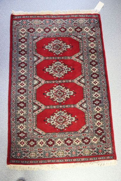 null Tapis Moultane. Pakistan. Vers 1975. Décor Boukhara. Dimensions 130 x 80 cm



Expert:...