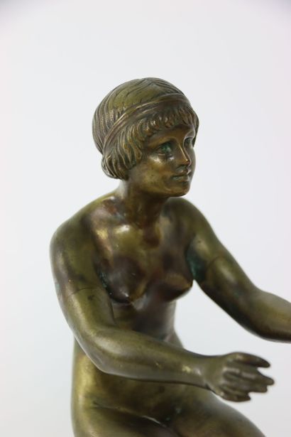 null Bronze doré et ciselé représentant une femme nue à genoux. Travail du XXe. Hauteur:...
