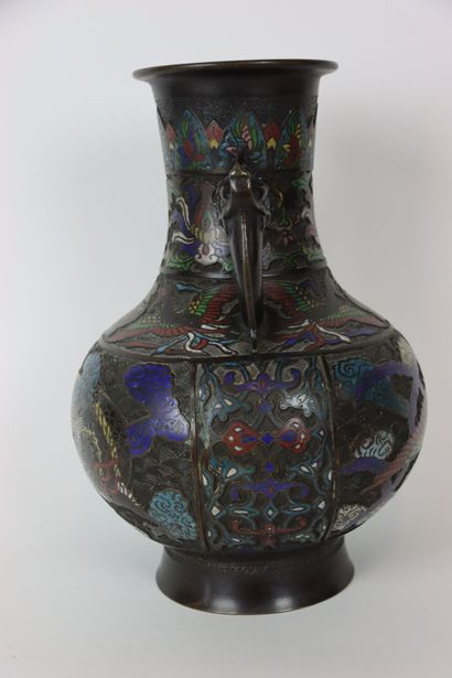 null CHINE: Important vase base en émail cloisonné à décor animalier polychrome....