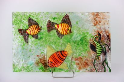 null Travail du XXe siècle. Panneau en verre polychrome à dessin de poissons et d'hippocampe....