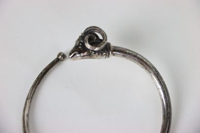 null Bracelet with a ram's head. Silver mark crab. Net weight: 39.8 grams
