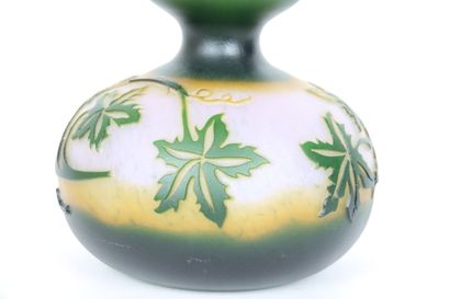 null Vase gourde en verre émaillé multicouches dégagé à l'acide, époque Art Nouveau,...