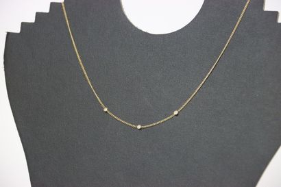 null Collier or jaune et trois diamants. poids brut : 2.7 g