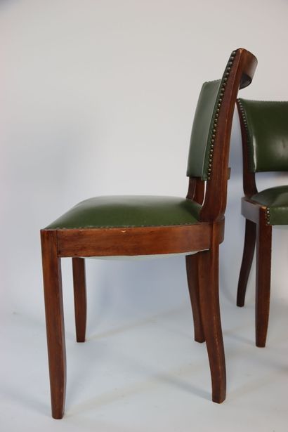 null Dans le goût de MAISON LELEU. Chaise en bois teinté et assise en cuir vert....