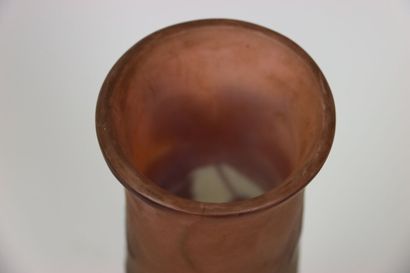 null Établissements GALLÉ (1904-1906). Vase tronconique à base élargie en verre multicouche...